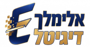 מומחה קידום אתרים מול מחשב עם גרפים ומדדים