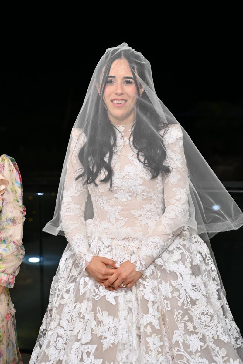 צוות צלמים מקצועי מתעד חתונה גדולה עם הרבה מוזמנים